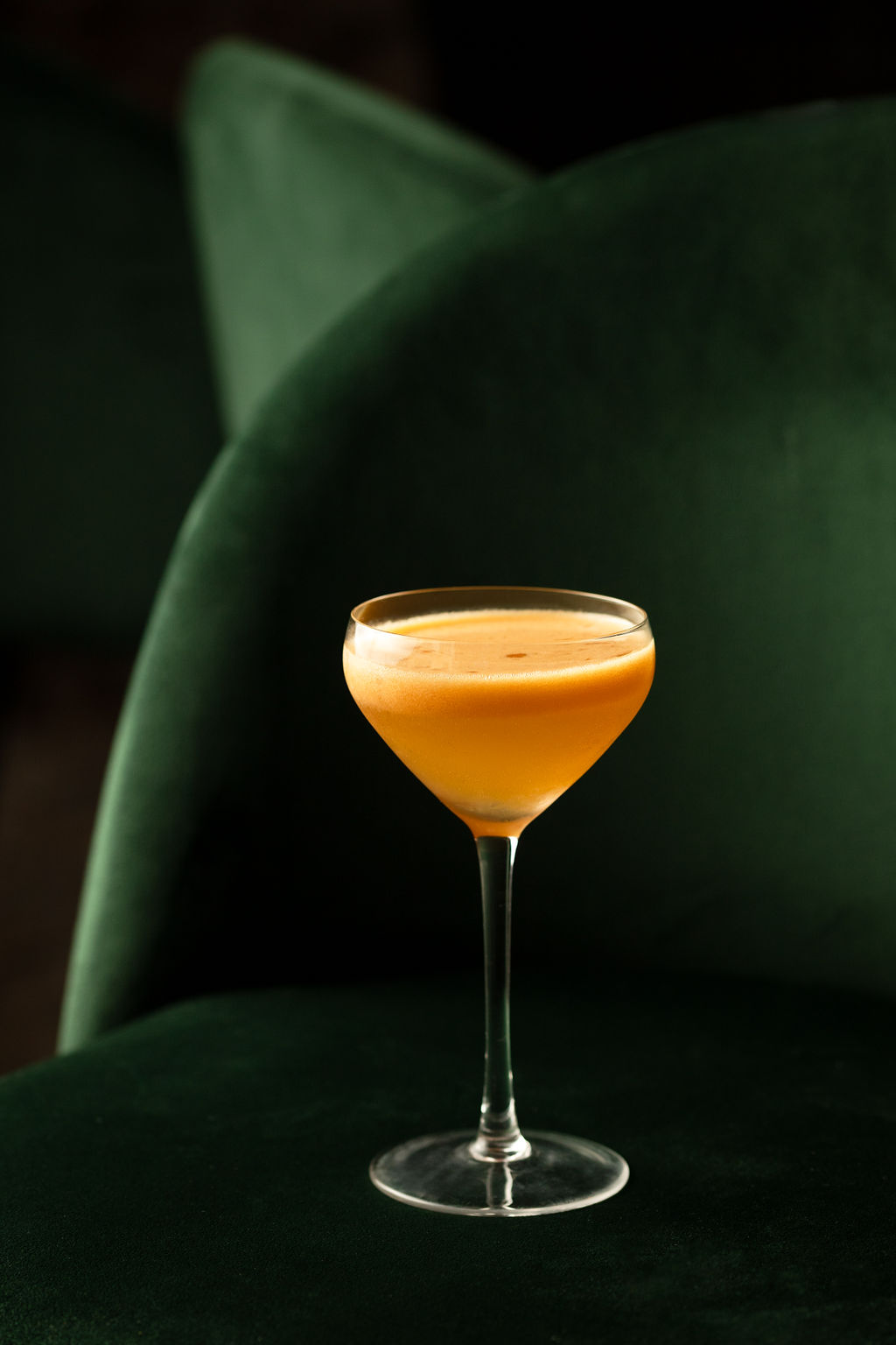 Cocktail signature servi en coupe — bar à cocktails feutré, Grenoble