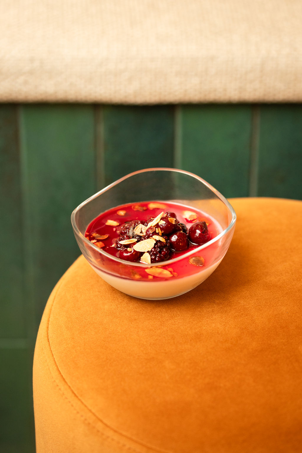 Panna cotta aux fruits rouges — dessert maison, Grenoble