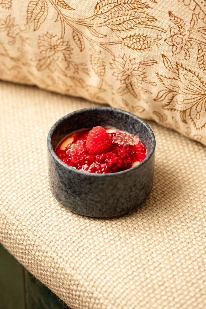 Panna cotta pistache, coulis framboise — dessert maison, Grenoble