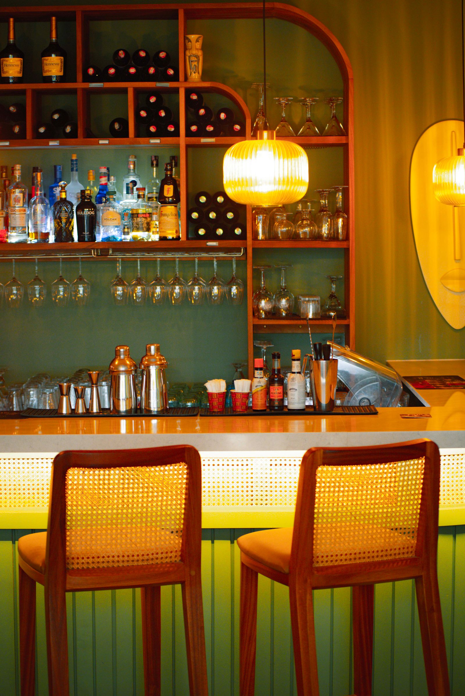 Intérieur cosy du bar, cadre adapté à une privatisation pour anniversaire à Grenoble